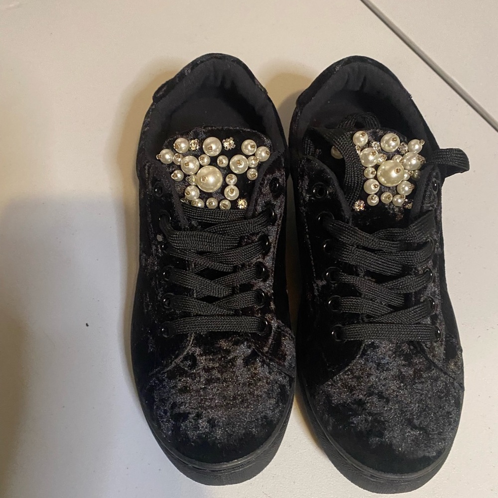 Elegant Black Velvet Women's Shoes with Pearl Embellishments